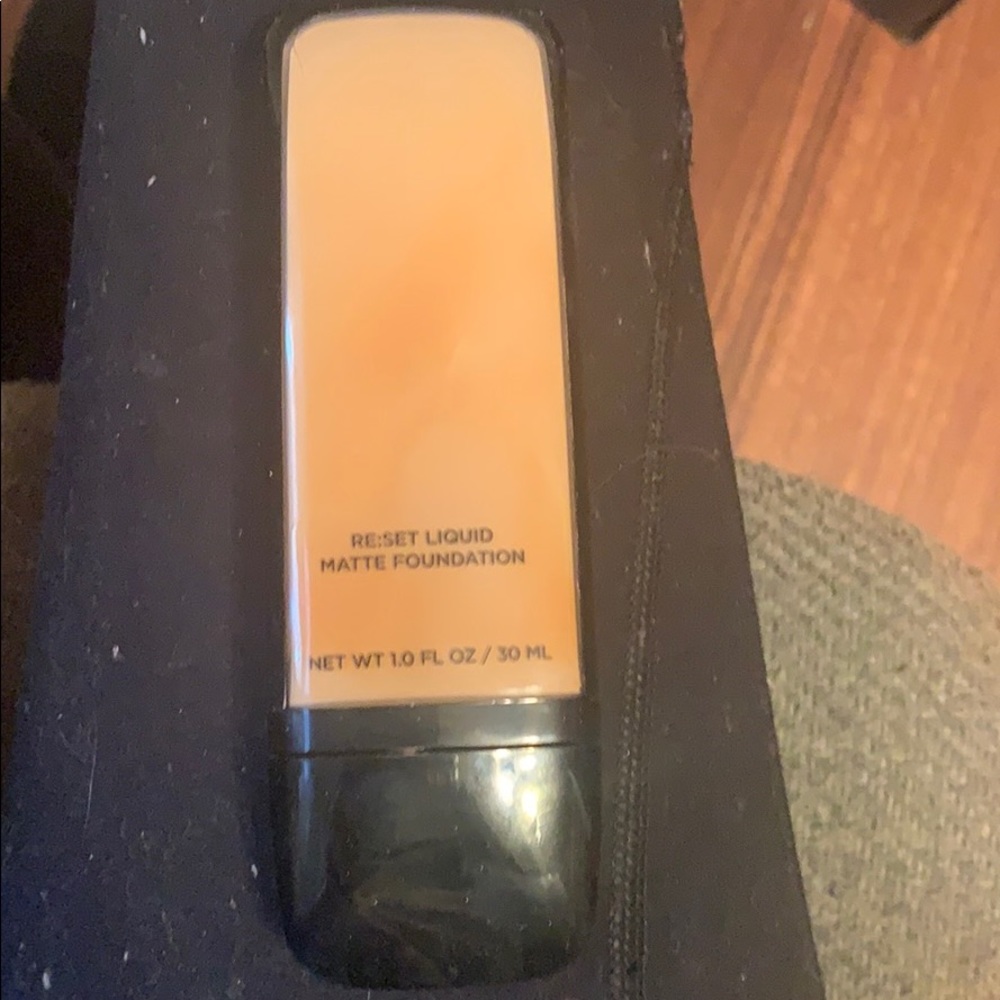 Haley’s Beauty re:set liquid matte foundation